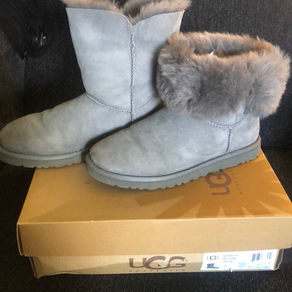 ❤️SOLD❤️UGG Bailey with button - Picture 1 of 8